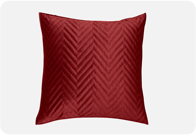 Notre Euro Sham Chevron Velvet en rouge présente un motif chevron cousu et une finition en velours. Disponible dans d'autres couleurs