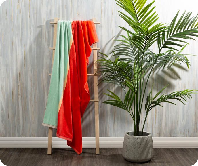 Nos serviettes de plage en coton sont disponibles dans une large gamme de motifs. Ici, la serviette est présentée dans la version Sunset.
