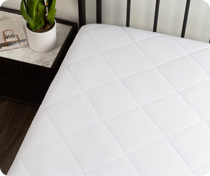 Notre matelas Cool Touch fait partie de notre gamme de literie et d'accessoires rafraîchissants. Illustré ici sur un lit.