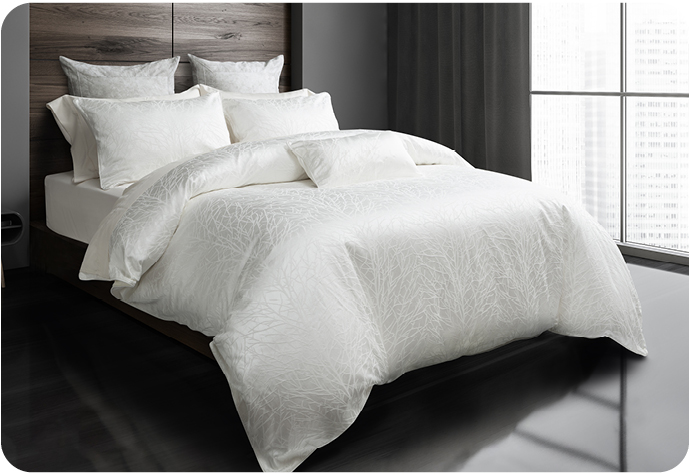 Literie blanche contemporaine ensemble stylisée sur un lit de taille Très Grand