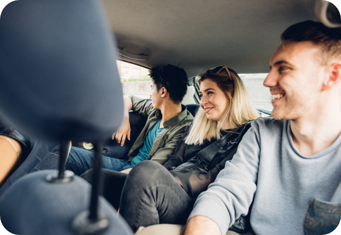 Groupe d'amis se déplaçant en voiture.