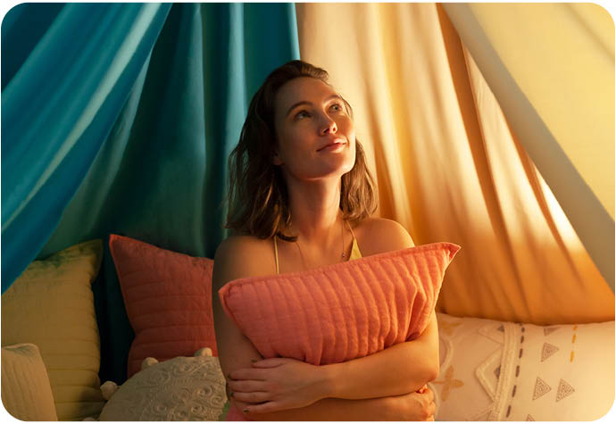 Notre mannequin Kate est assise dans notre fort de couvertures avec notre nouveau Linen Cotton Euro Sham en Fuschia. 