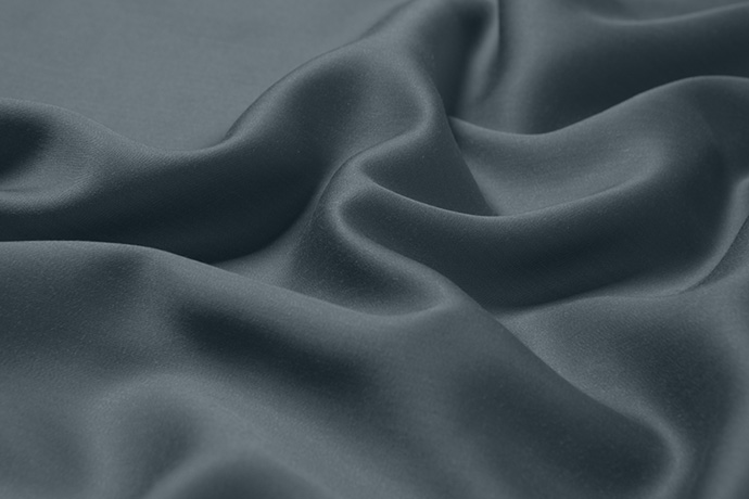 Gros plan sur la texture du tissu Eucalyptus Luxe TENCEL™ Lyocell draps en Thundercloud. draps