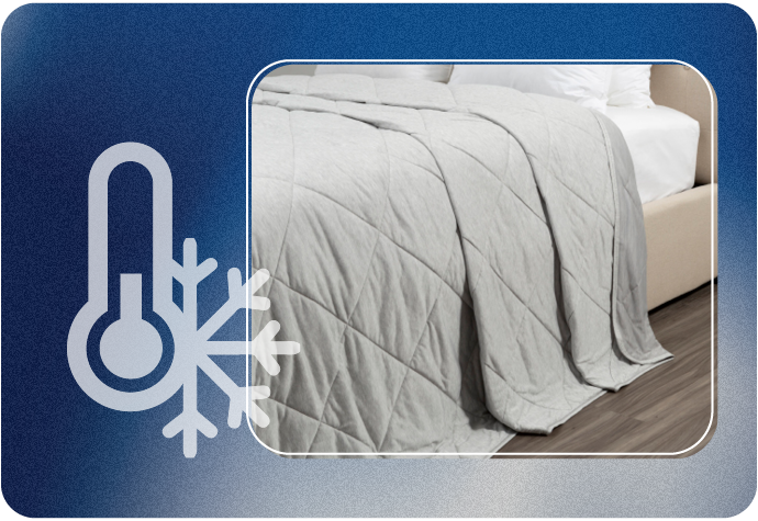 Notre couverture Cool Touch drapée sur un lit avec une bordure bleue, avec un thermomètre et un flocon de neige.