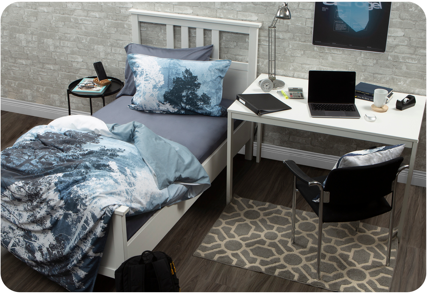 Notre collection de literie Cypress stylisée sur un lit de taille Jumeau avec notre coton biologique drap ensemble  en Waterway