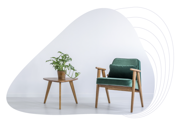 Une chaise vide et une plante d'intérieur sur un tabouret dans une pièce vide et vierge.