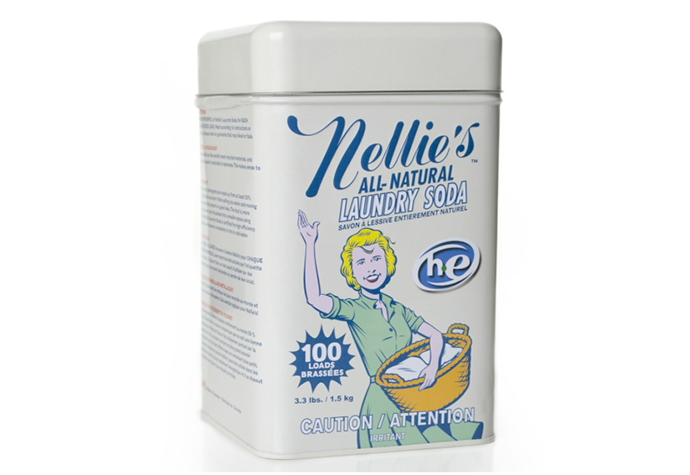 La lessive naturelle Nellie's dans son emballage en fer blanc sur fond blanc.