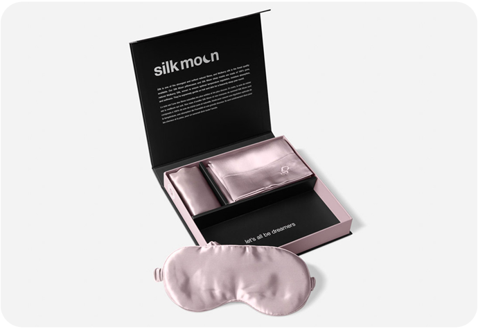 Notre cadeau Silk Moon Soie de mûrier  ensemble  en Lavande présenté dans son emballage.