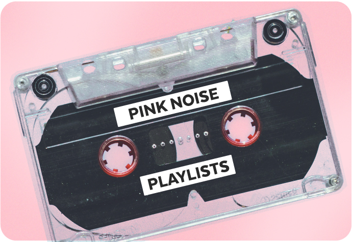 Une cassette étiquetée "PINK NOISE PLAYLISTS" est présentée sur un fond rose.
