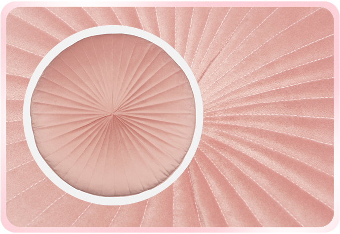 Notre coussin rond en velours mandarin en rose blush est présenté avec un gros plan de ses détails cousus en arrière-plan.